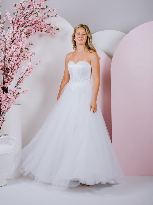 Sweetheart neckline with exposed boning as the feature and tulle ballgown